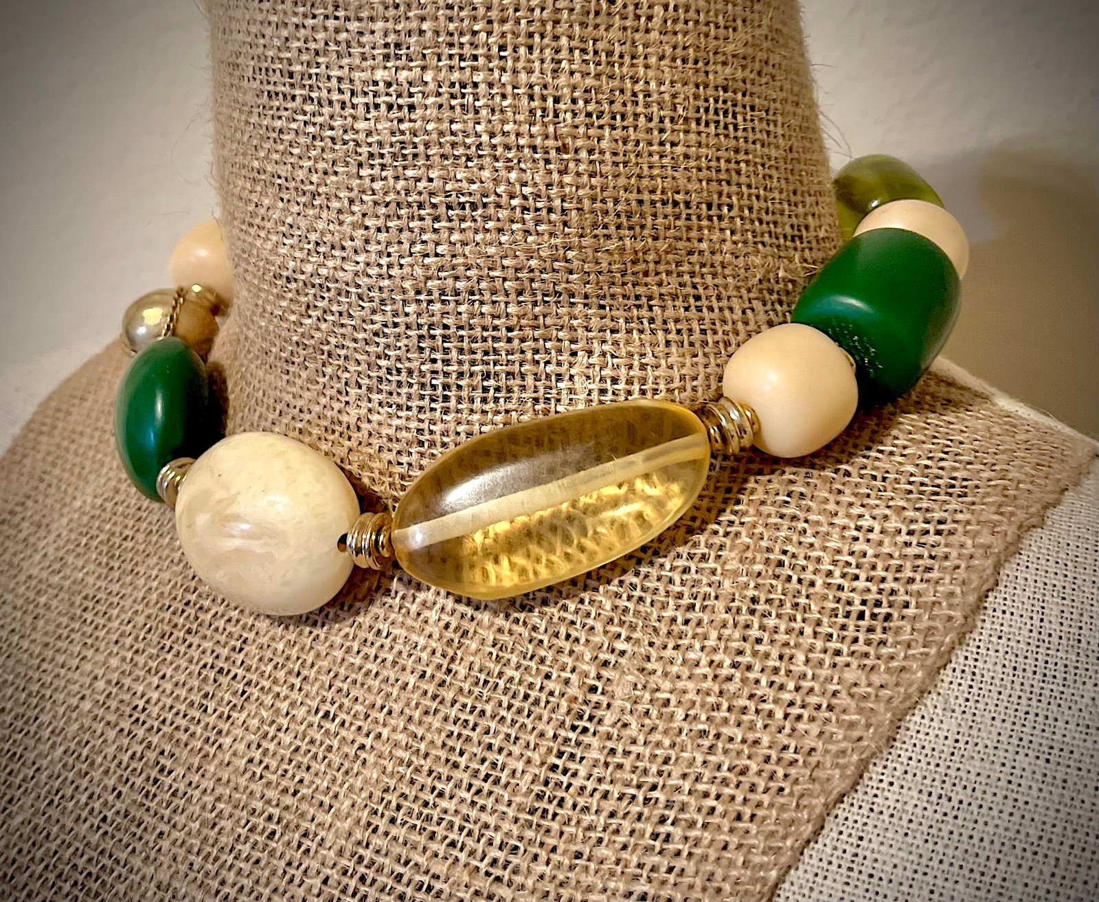 Art Deco Vintage Resin Necklace - Image 3