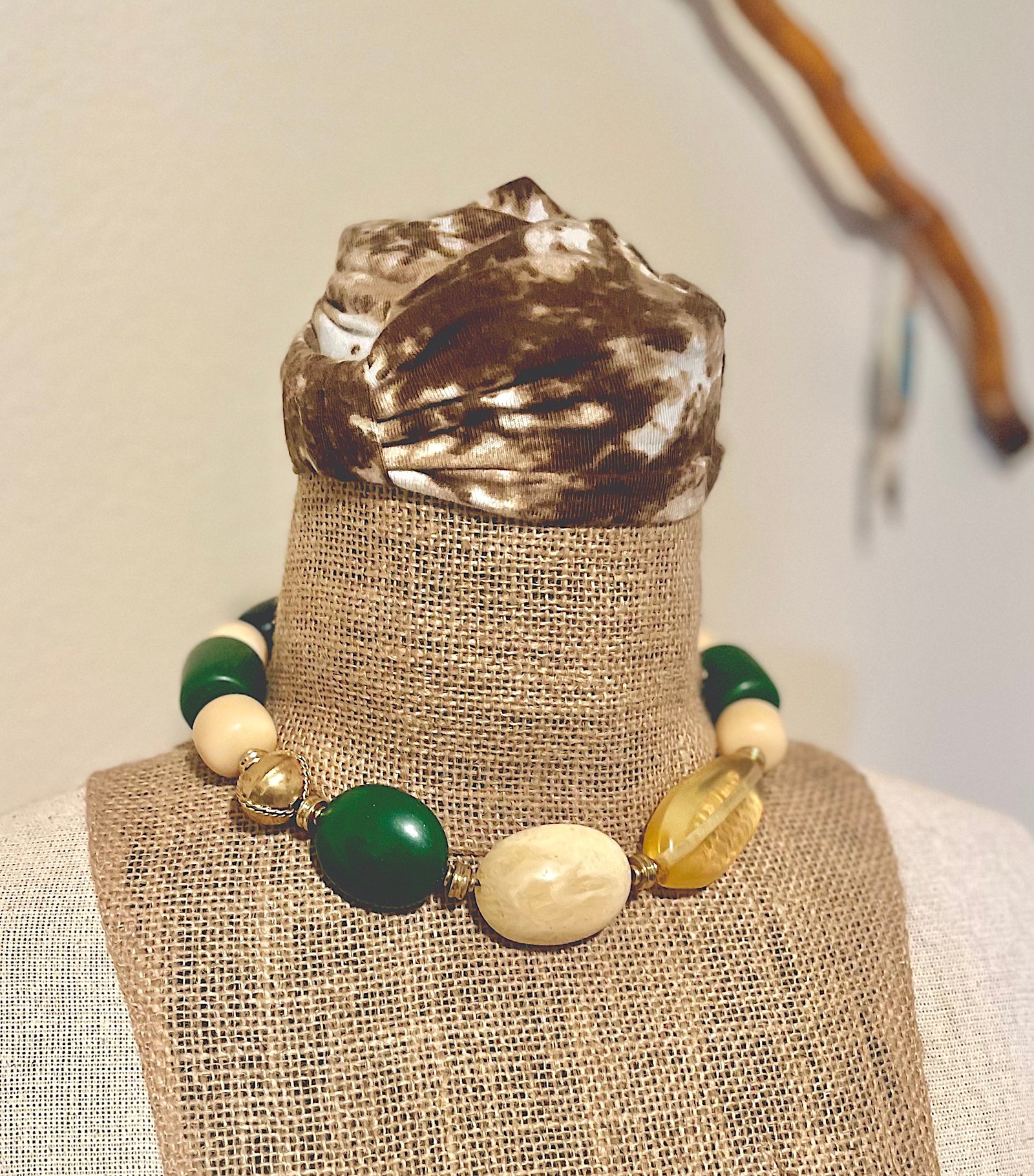 Art Deco Vintage Resin Necklace - Image 9