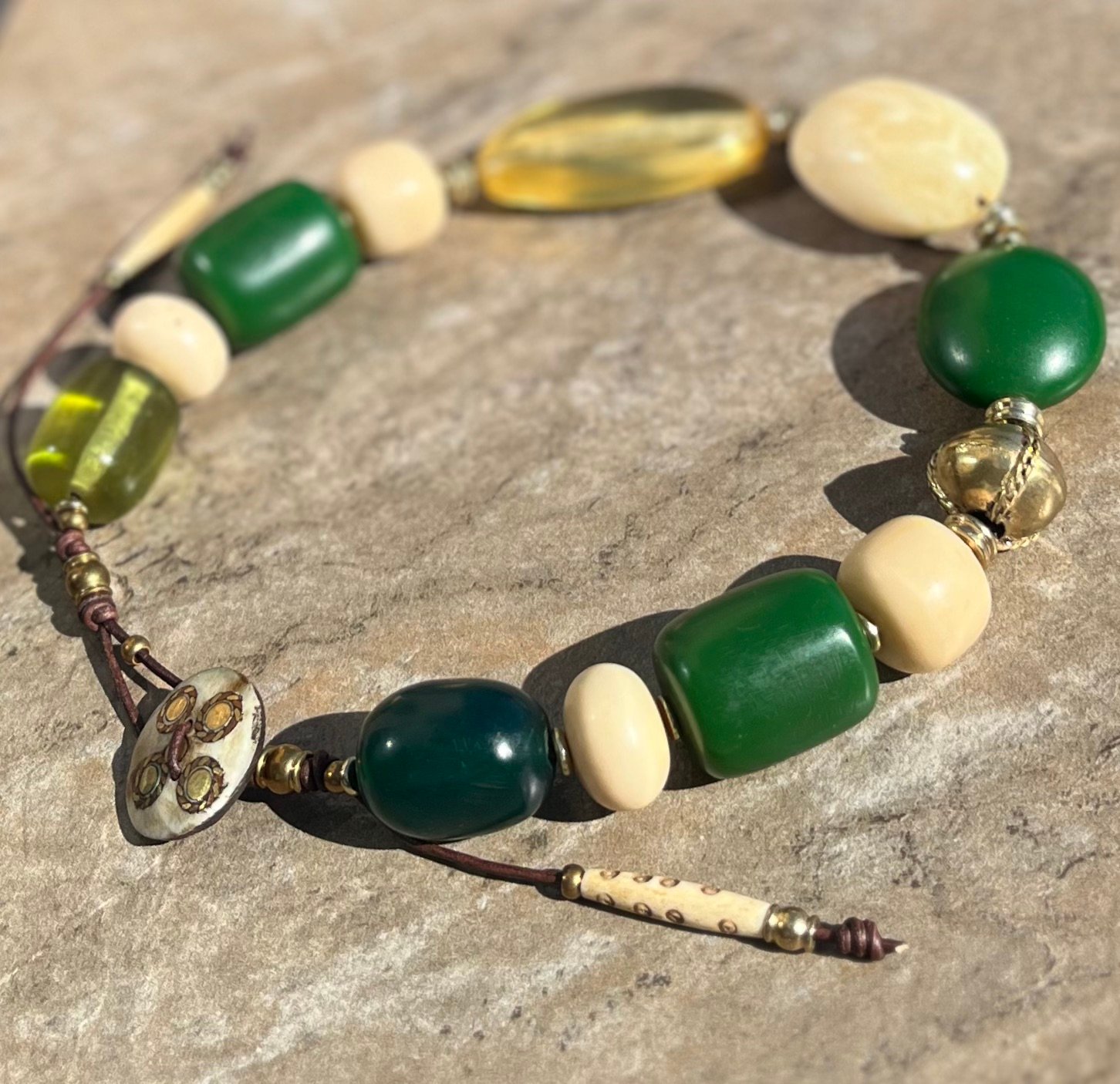 Art Deco Vintage Resin Necklace - Image 5