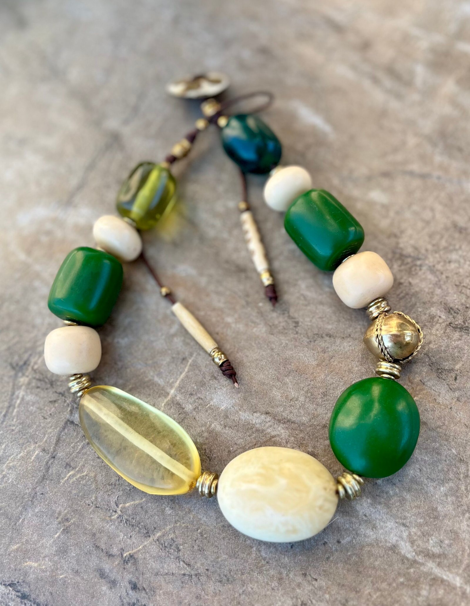 Art Deco Vintage Resin Necklace - Image 12